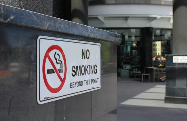 Британія забороняє продаж тютюну поколінню після 2009 року: ухвалено закон