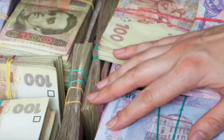 Працівниця Ощадбанку привласнила вклад у понад 110 000 грн: як її покарав суд