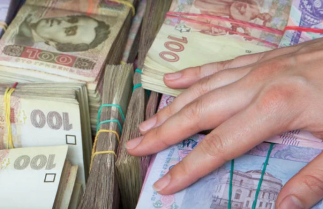 Работница Ощадбанка присвоила вклад более 110 000 грн: как ее наказал суд