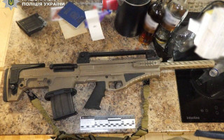 У Києві по території ЖК розгулював чоловік з автоматом