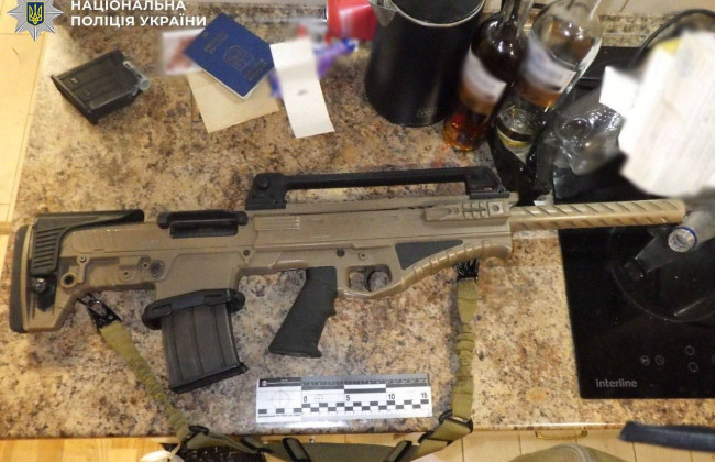 У Києві по території ЖК розгулював чоловік з автоматом