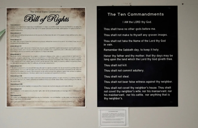 У США суд прийняв рішення щодо спору про Десять заповідей у школах