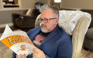 В США педагога уволили после чтения детской книги ученикам — дело дошло до суда