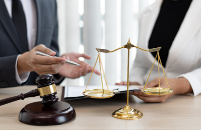 Может ли суд уменьшить расходы на юридическую помощь без ходатайства стороны: позиция Верховного Суда