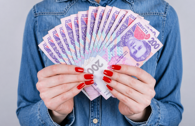 Обязан ли глава поселкового совета выплачивать работникам премии