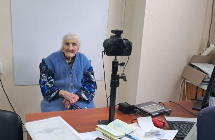 В Славянске 100-летняя бабушка впервые оформляет загранпаспорт