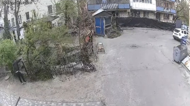 У київському ТЦК спростували інформацію про те, що чоловік «викинувся з вікна», та показали відео інциденту