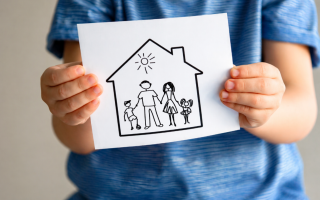 Помощь при усыновлении ребенка: какие выплаты положены и как их оформить