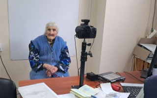 У Слов’янську 100-річна бабуся вперше оформлює закордонний паспорт