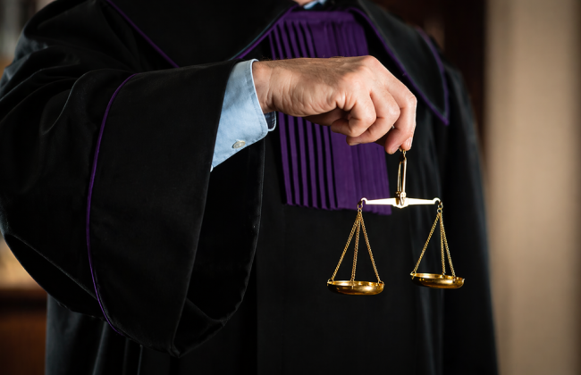 В Великобритании уволили судью, который публично критиковал решение другого судьи