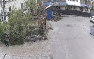 У київському ТЦК спростували інформацію про те, що чоловік «викинувся з вікна», та показали відео інциденту