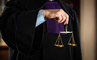 У Великій Британії звільнили суддю, який публічно критикував рішення іншого судді
