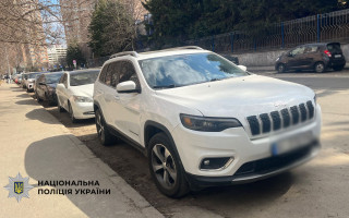В Киеве мужчина «помогал» другу с продажей Jeep Cherokee — забрал деньги и скрылся