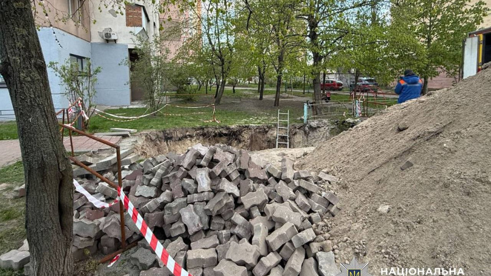 В Киеве девушка провалилась в яму с водой — сотрудники «Киевтеплоэнерго» находятся под следствием