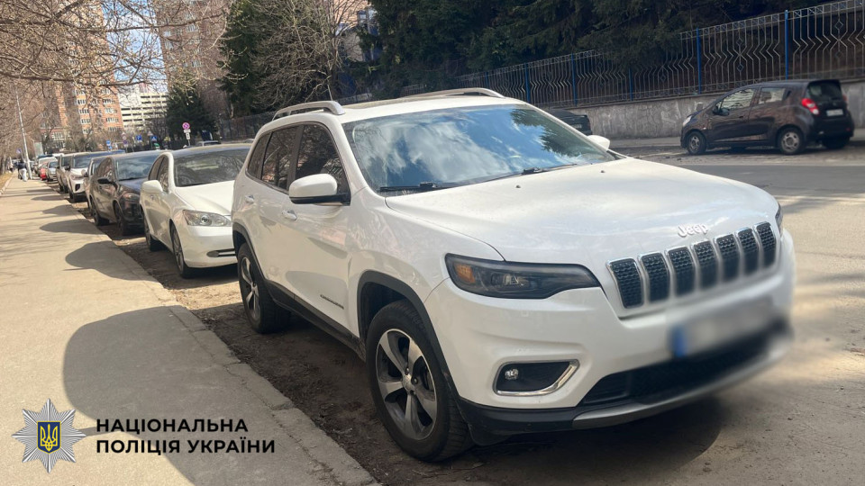 В Киеве мужчина «помогал» другу с продажей Jeep Cherokee — забрал деньги и скрылся