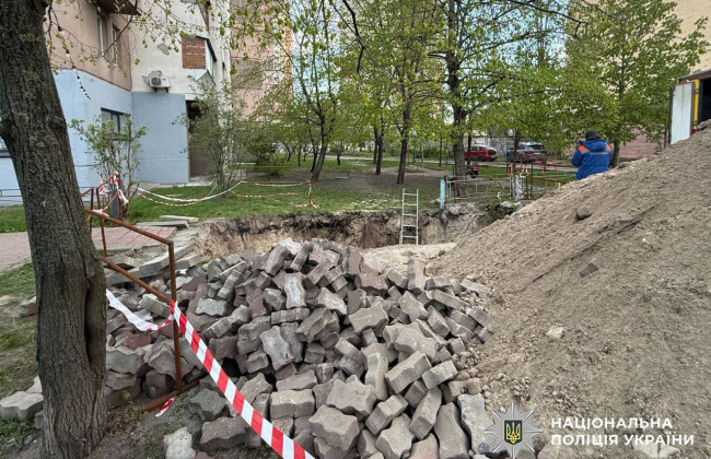В Киеве девушка провалилась в яму с водой — сотрудники «Киевтеплоэнерго» находятся под следствием