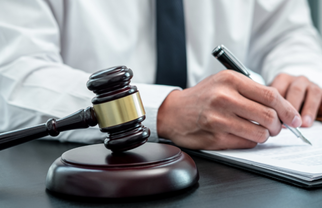 Виконання обов’язків поза підприємством не є прогулом: Верховний Суд поновив директора та стягнув понад 1 млн грн з роботодавця