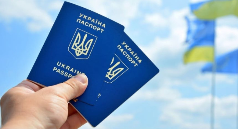 Нужно ли сдавать действующий заграничный паспорт при оформлении нового