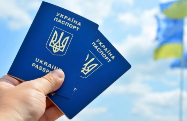 Нужно ли сдавать действующий заграничный паспорт при оформлении нового