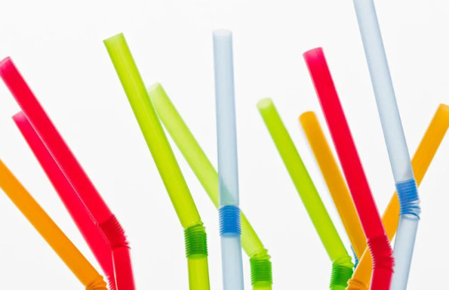 У Сінгапурі судять хлопця, який облизав трубочку з автомата та виклав відео вчинку в Instagram