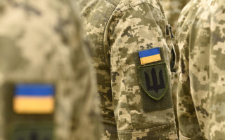 Мобілізовані військовослужбовці не підпадають під норму про 50% допомоги при звільненні — суд