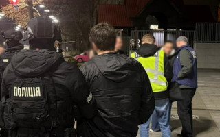 В Киеве задержали мошенников, которые обещали «освободить» мужа из ТЦК за $20 тысяч