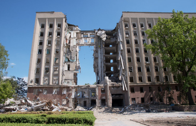 В Николаеве мужчина спрыгнул с крыши разрушенного здания областного совета