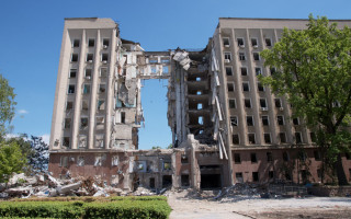 У Миколаєві чоловік стрибнув з даху зруйнованої будівлі обласної ради