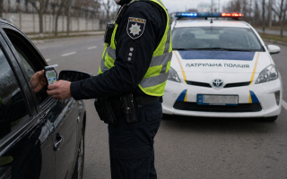 «Закрити питання» з нетверозою їздою не вдалося: суд покарав водія за спробу підкупу поліцейських
