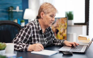 Пенсия по возрасту и работа — какие есть ограничения в Украине