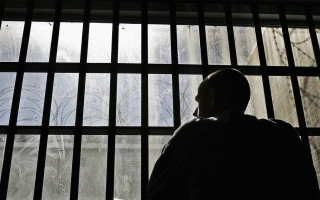 Заключенного превратили в «низшую касту» и заставляли выполнять унизительную работу — ЕСПЧ указал на роль государства в этом деле