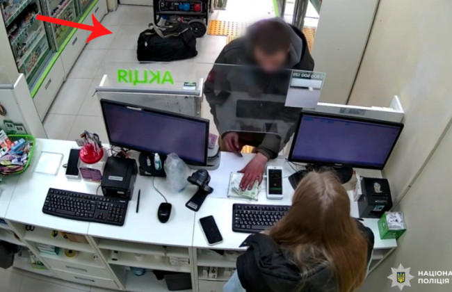 В Киеве мужчине не продали лекарства и он оставил в аптеке сумку «с тротилом»: детали инцидента и видео