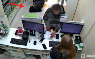 У Києві чоловіку не продали ліки і він залишив в аптеці сумку «з тротилом»: деталі інциденту та відео