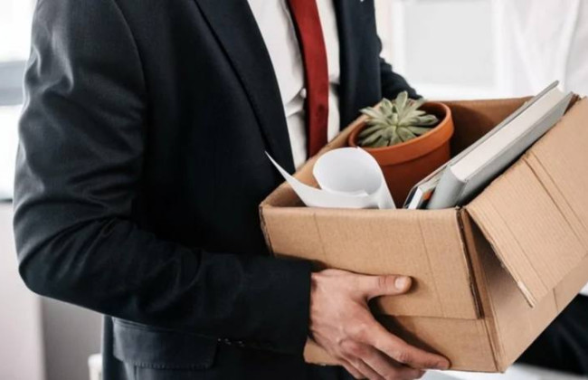 Для приостановления трудового договора работодателю необходимо доказать невозможность обеспечить работника работой, а не только факт войны — ВС