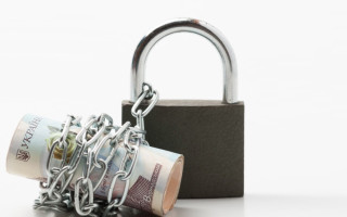 Банк не имеет права блокировать средства сверх суммы ареста: Верховный Суд подтвердил ответственность за нарушение прав клиента