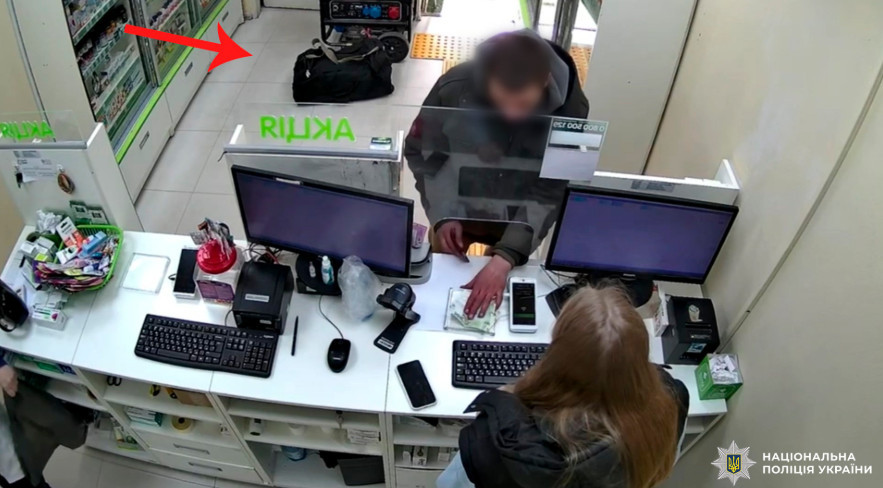 В Киеве мужчине не продали лекарства и он оставил в аптеке сумку «с тротилом»: детали инцидента и видео