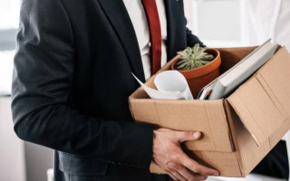 Для приостановления трудового договора работодателю необходимо доказать невозможность обеспечить работника работой, а не только факт войны — ВС