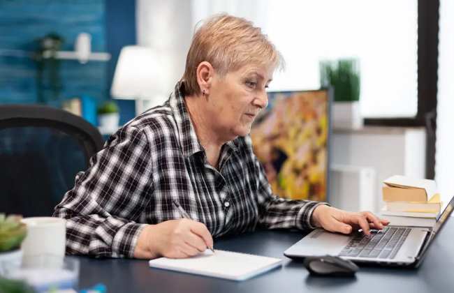 Пенсия по возрасту и работа — какие есть ограничения в Украине