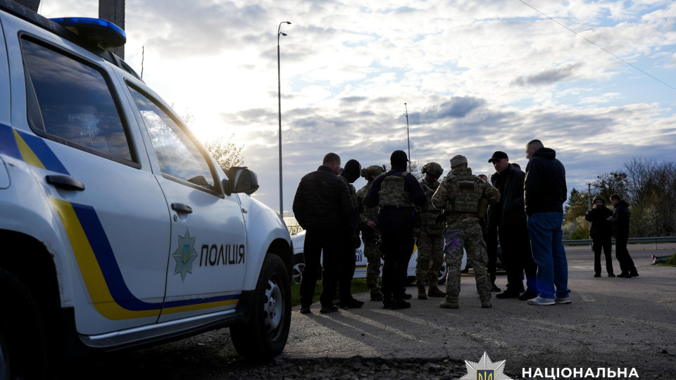 В Ровненской области мужчина открыл огонь из автомата по военным ТЦК и полицейскому — двое раненых