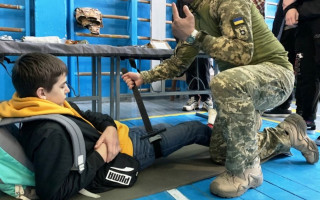 Не лише теорія: школярі проходитимуть тренування з військовими та на полігонах у межах курсу «Захист України»