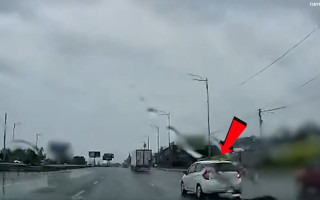 В Киеве наказали водительля Nissan, которая не уступила дорогу служебному авто, видео