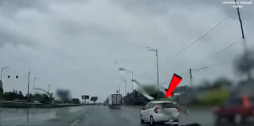 В Киеве наказали водительля Nissan, которая не уступила дорогу служебному авто, видео