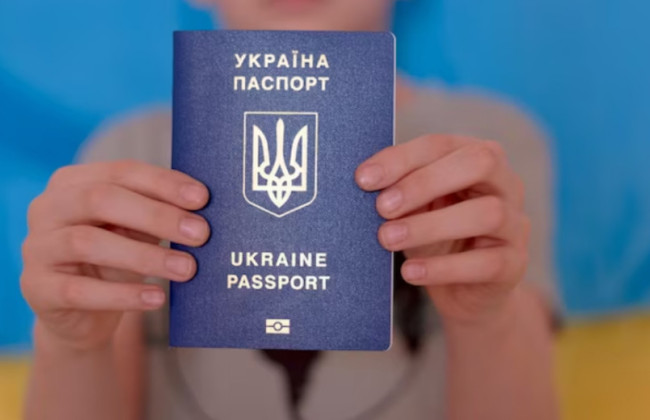Українцям пояснили, чому строк дії дитячого закордонного паспорта коротший за дорослий