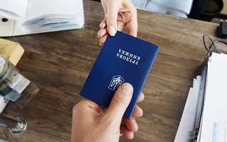 Пенсіонерам пояснили, чи потрібно подавати трудові книжки для оцифрування