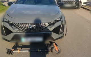 На Київщині водій Peugeot збив дітей на електросамокаті – відео