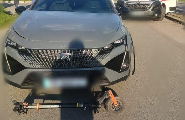 На Київщині водій Peugeot збив дітей на електросамокаті – відео