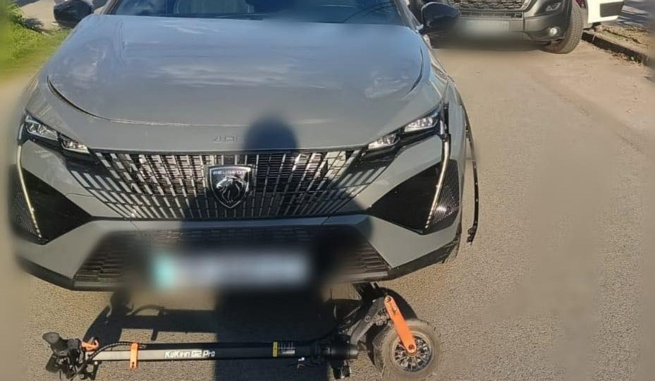На Київщині водій Peugeot збив дітей на електросамокаті – відео