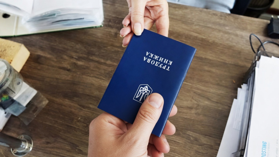 Пенсионерам объяснили, нужно ли подавать трудовые книжки для оцифрования