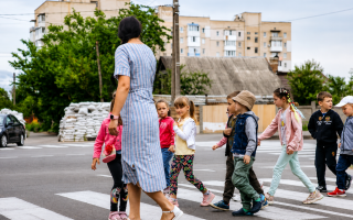 В Україні все більше дорослих стають наставниками для дітей у складних обставинах — закон запрацював