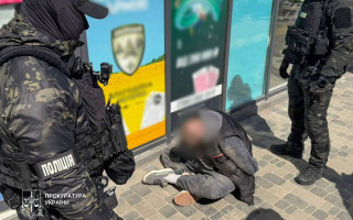 У Києві чоловік «продавав» за $25 тисяч «посаду капелана» та виїзд за кордон